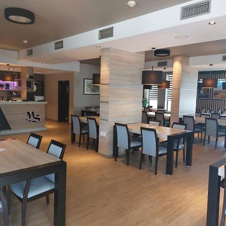 Motel Ms Srpski Itebej Ngoại thất bức ảnh