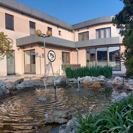 Motel Ms Srpski Itebej Ngoại thất bức ảnh