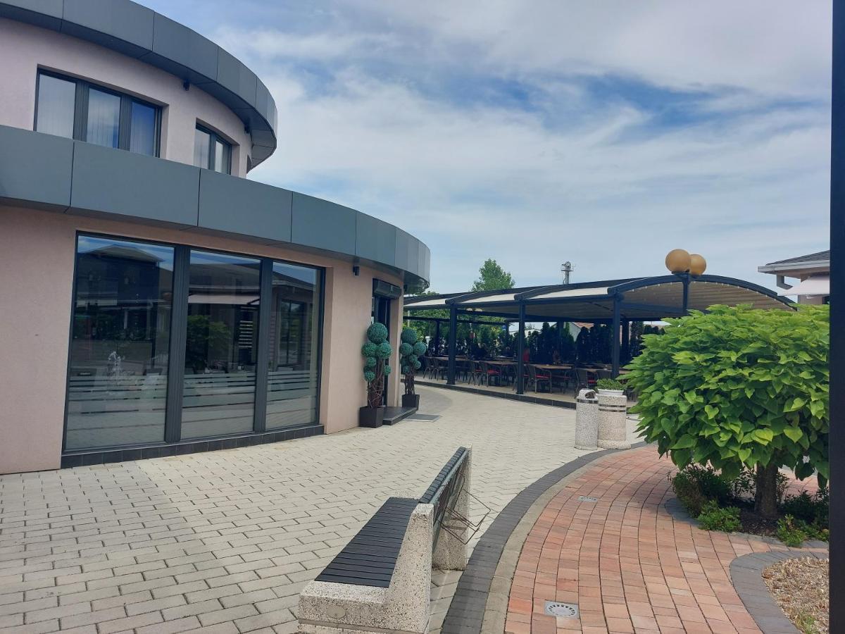 Motel Ms Srpski Itebej Ngoại thất bức ảnh